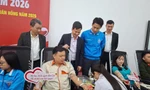 Các tình nguyện viên hiến máu tại chương trình.