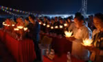 Lào: Linh thiêng đêm thắp nến cầu nguyện hòa bình và tưởng niệm các Anh hùng liệt sĩ Việt - Lào