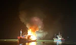 Tàu cá bốc cháy ngùn ngụt khi đang neo đậu tránh bão tại cửa Sa Kỳ