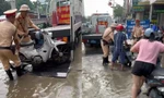 CSGT Hà Nội dùng xe chuyên dụng chở người dân qua đường ngập nước