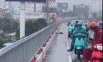 Tài xế ô tô công nghệ dừng giữa cầu Sài Gòn, nhảy xuống sông sau khi tự gây thương tích