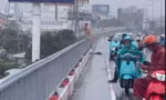 Tài xế ô tô công nghệ dừng giữa cầu Sài Gòn, nhảy xuống sông sau khi tự gây thương tích