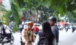 'Chiều con', nhiều phụ huynh ở Hà Nội vi phạm luật giao thông