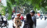 'Chiều con', nhiều phụ huynh ở Hà Nội vi phạm luật giao thông