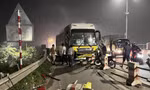 Hà Nội: Xe khách tông xe máy bốc cháy, 2 người tử vong
