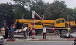 Hà Nội: Xe cẩu húc thanh giới hạn chiều cao cầu vượt, một phần khung sắt rơi vào 2 xe máy 