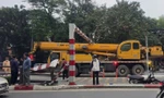 Hà Nội: Xe cẩu húc thanh giới hạn chiều cao cầu vượt, một phần khung sắt rơi vào 2 xe máy 