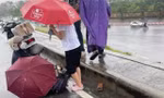 Người phụ nữ đi xe máy một mình nghi bị sét đánh tử vong trên đường đê ở Hà Nội