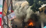 Hà Nội: Cơ sở thu mua phế liệu bốc cháy dữ dội, lan sang 2 nhà liền kề