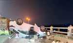 CLIP: Ô tô 'lấm lưng trắng bụng' sau cú đâm trên cầu Thanh Trì