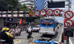 Xử phạt tài xế xe khách đâm vào thanh giới hạn chiều cao cầu vượt Tây Sơn - Thái Hà