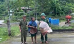 Bộ đội Biên phòng giúp dân sơ tán đến nơi an toàn.