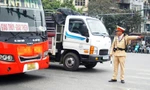 Hà Nội: CSGT xử lý nhiều xe đón khách sai quy định, xe tải dừng bán hoa quả 'trá hình' trên đường Giải Phóng