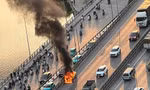 Hà Nội: Ô tô con bốc cháy ngùn ngụt ở đường Vành đai 3 trên cao