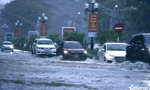 Phố biến thành sông, người dân bì bõm đẩy ô tô chết máy giữa gió bão