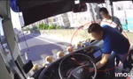 Mâu thuẫn ở đường Vành đai 3 trên cao, một người đàn ông lao lên xe khách rút chìa khóa rồi bỏ đi