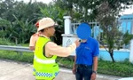 Phát hiện tài xế vi phạm nồng độ cồn kịch khung, CSGT lập tức điều xe khác chở 45 khách du lịch