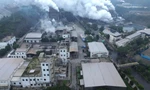 Những khu nhà máy xả khói trắng, phủ mờ khu vực xung quanh