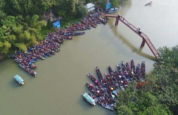 25.000 lượt du khách trẩy hội Chùa Hương trong hai ngày đầu năm mới