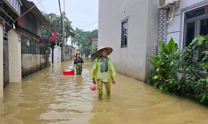 Hà Nội: Cận cảnh cuộc sống hàng trăm hộ dân vùng ngoại thành bị ngập sâu trong nước