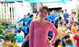 Nữ chủ trọ xinh đẹp lặn lội tìm việc cho người thuê trọ