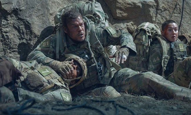 Bom tấn hành động War Machine mở đầu rất cuốn, nhưng dần trở nên tầm thường