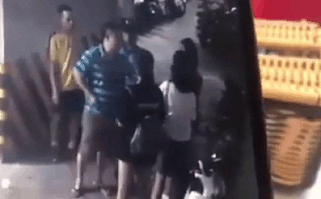 Hình ảnh camera ghi lại cảnh gã đàn ông sàm sỡ người phụ nữ rồi còn hành hung một số người đến can ngăn. Hình ảnh camera ghi lại cảnh gã đàn ông sàm sỡ người phụ nữ rồi còn hành hung một số người đến can ngăn.