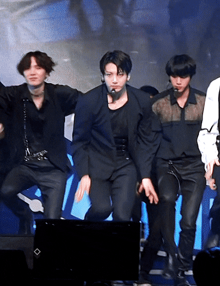 Thời quảng bá ca khúc Fake Love (2018), Jungkook không ngừng đốn tim fan bởi vẻ ngoài quyến rũ và những động tác vũ đạo hút mắt. Loạt khoảnh khắc tung áo, diện trang phục bó sát của anh chàng khiến các fangirl 