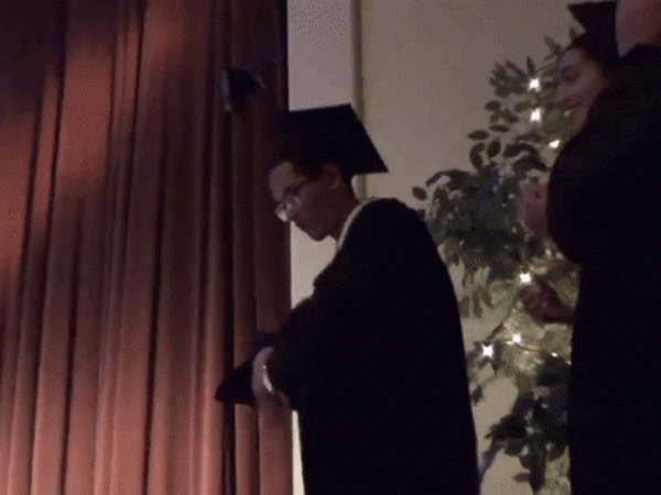 Nam sinh Việt gây tranh cãi khi biểu diễn điệu múa quạt trước đông đảo bạn bè quốc tế