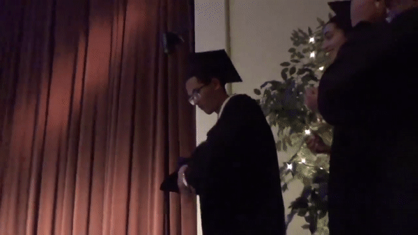 Nam sinh biểu diễn điệu múa quạt.