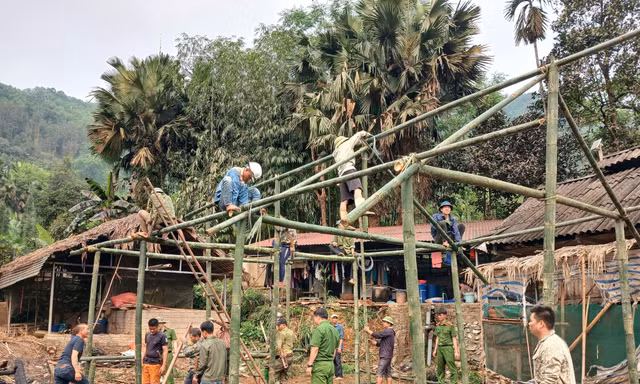 Xúc động chuyện 'cả xã' dựng nhà tạm giúp một gia đình nghèo sau vụ cháy 