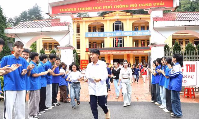 Thí sinh tại điểm thi Trường THPT Mù Cang Chải rời phòng thi với tâm trạng phấn khởi sau khi hoàn thành các môn thi trong Kỳ thi tốt nghiệp THPT năm 2026.