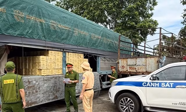 Phát hiện 400 thùng bia, 4 tạ thực phẩm không rõ nguồn gốc ở Tuyên Quang