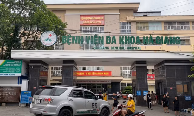 Bị phản ánh 'vừa nghe nhạc vừa vặn chân bệnh nhân', Bệnh viện Đa khoa Hà Giang nói gì?