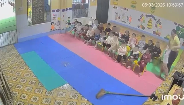 Giáo viên có hành vi bạo hành trẻ đã bị nhà trường cho nghỉ việc. Ảnh cắt từ clip.
