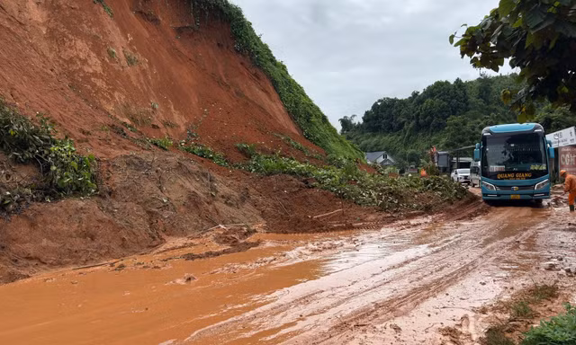 Mưa lớn kéo dài gây sạt lở Quốc lộ 2 