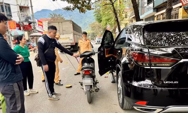Khởi tố lái xe mở cửa ô tô không quan sát kỹ gây tai nạn chết người