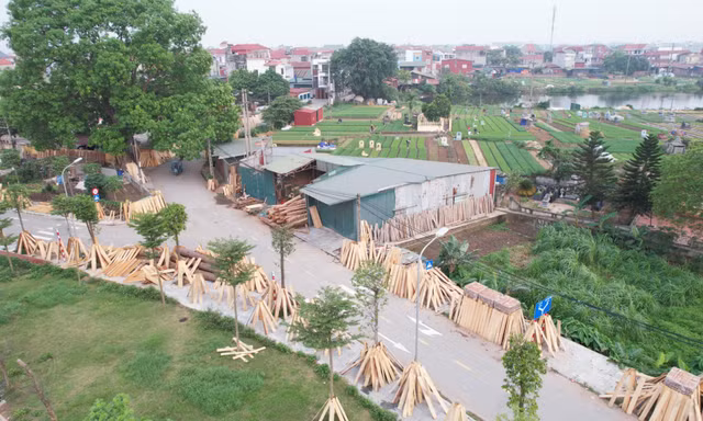 Lán xẻ gỗ 'nuốt' lòng đường, dân bức xúc vì ô nhiễm