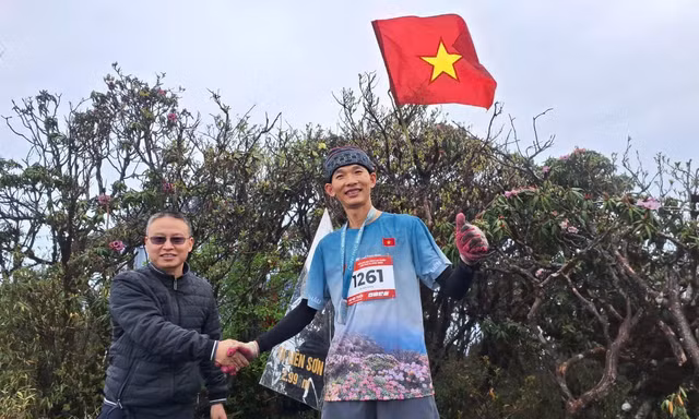 Một trong những vận động viên chinh phục thành công đỉnh Tả Liên Sơn (2.996m) tại Giải leo núi tỉnh Lai Châu lần thứ IV năm 2026.