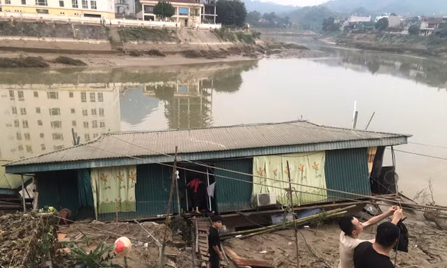 Nhà bè tại Tuyên Quang bị nghiêng, người dân trình báo vàng rơi xuống sông