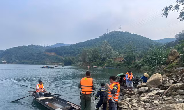 Lật thuyền đánh cá trên hồ thủy điện, hai vợ chồng tử vong
