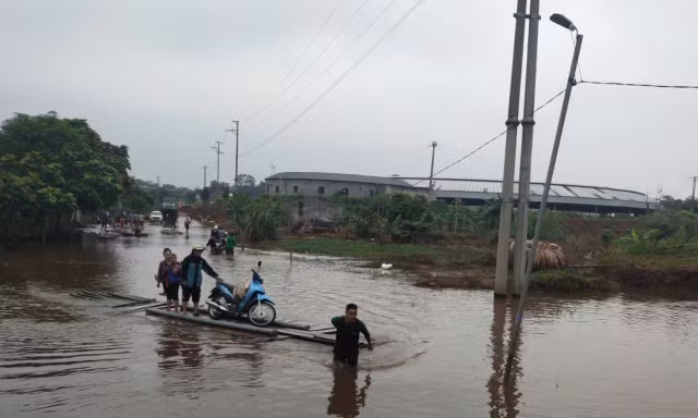 Người dân Tuyên Quang tự chế bè chở xe vượt điểm ngập thu hơn trăm nghìn mỗi lượt