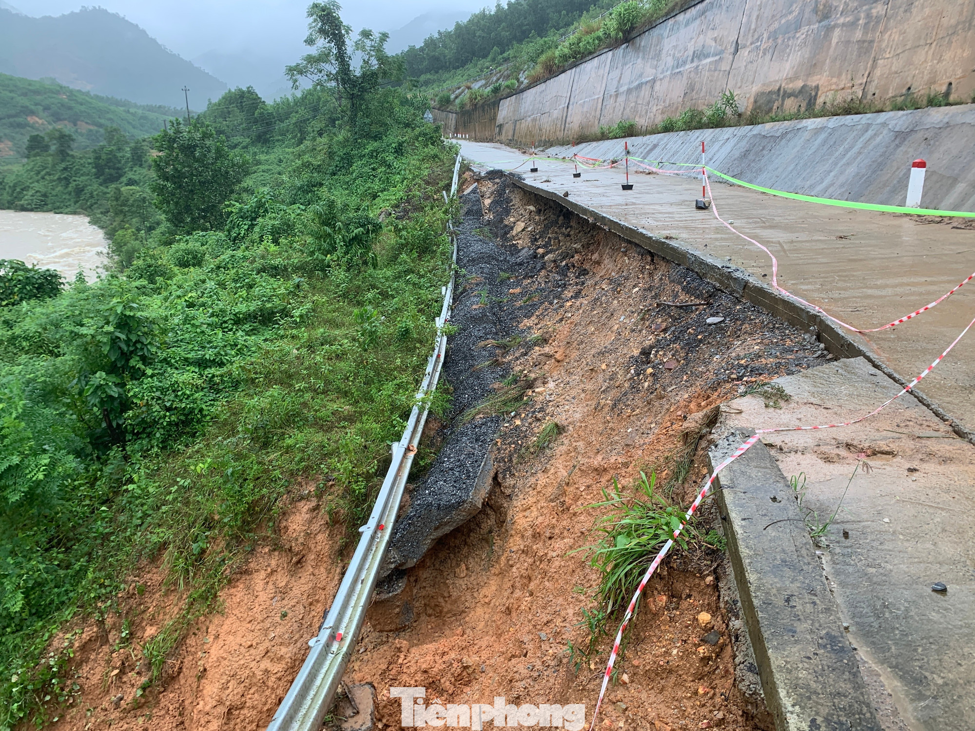 Những ảnh hưởng của bão (mưa lớn + sạt lở) ở Đà Nẵng tới tình hình giao thông hàng hóa Bắc-Nam Những ảnh hưởng của bão (mưa lớn + sạt lở) ở Đà Nẵng tới tình hình giao thông hàng hóa Bắc-Nam