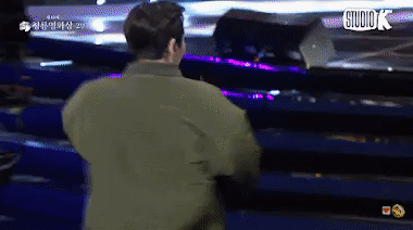 Fan đùa rằng nếu Zico không cầm mic thì có lẽ không ít người sẽ hiểu lầm Kyung Pyo là nghệ sĩ biểu diễn vì màn feel theo nhạc còn "cháy hơn" cả Zico. Fan đùa rằng nếu Zico không cầm mic thì có lẽ không ít người sẽ hiểu lầm Kyung Pyo là nghệ sĩ biểu diễn vì màn feel theo nhạc còn "cháy hơn" cả Zico.