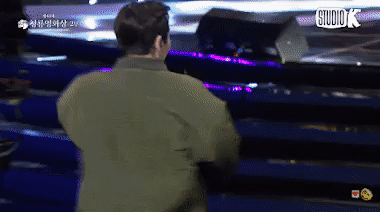 Ngay cả sau khi Zico bước lên sân khấu, Go Kyung Po và Song Eun Yi cũng vẫn không ngừng nhún nhảy, như fan đang đi xem concert của thần tượng. Ngay cả sau khi Zico bước lên sân khấu, Go Kyung Po và Song Eun Yi cũng vẫn không ngừng nhún nhảy, như fan đang đi xem concert của thần tượng.