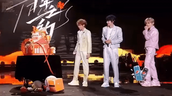 Ba thành viên cũng bật cười với chiếc bánh "bất ổn". Ba thành viên cũng bật cười với chiếc bánh "bất ổn".