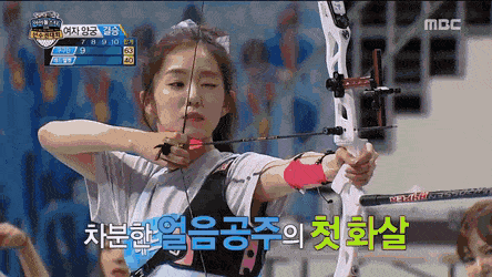 Irene (Red Velvet) bắn trúng hồng tâm và vô tình làm vỡ luôn camera của nhà đài đã giúp toàn bộ trường quay tại ISAC 2018 được MC Jun Hyun Moo khao gà rán.