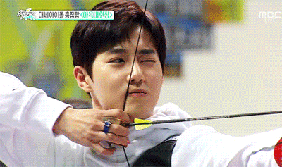 Nhắc đến cung thủ của giới idol không thể bỏ qua trưởng nhóm của EXO - Suho. Người hâm mộ thường đùa rằng bắn trúng vòng 10 với Suho chỉ "dễ như ăn kẹo".