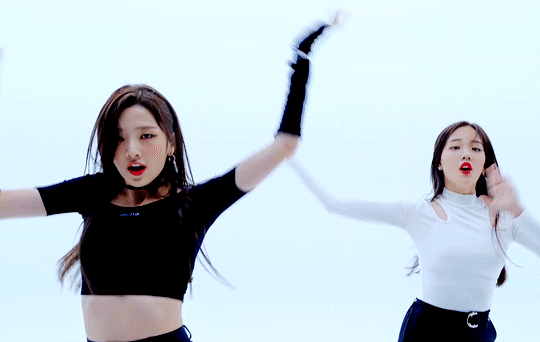 Soojin (phải) và Soeun (trái) - Weeekly. Soojin (phải) và Soeun (trái) - Weeekly.