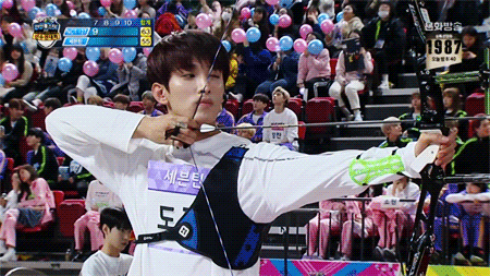 ...và giọng ca chính của SEVENTEEN - DK đã phá vỡ ít nhất 3 chiếc camera tại ISAC khi mũi tên được ngắm bắn trúng hồng tâm.